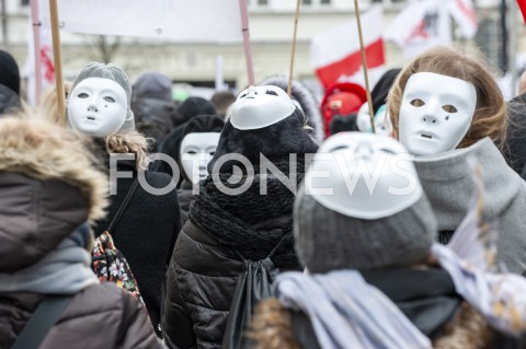  05.03.2019 WARSZAWA<br />
PROTEST PRACOWNIKOW SADOW<br />
N/Z UCZESTNICY WYDARZENIA W MASKACH Z FLAGAMI<br />
 