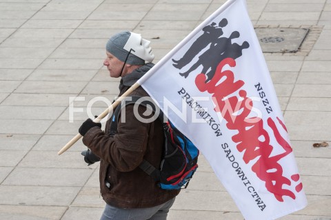  05.03.2019 WARSZAWA<br />
PROTEST PRACOWNIKOW SADOW<br />
N/Z UCZESTNICY WYDARZENIA W MASKACH Z FLAGAMI<br />
 
