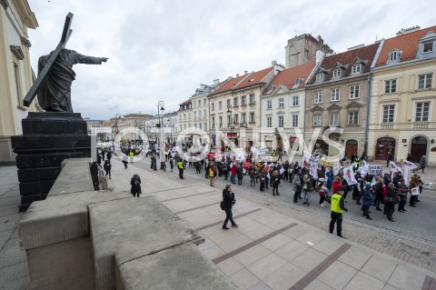  05.03.2019 WARSZAWA<br />
PROTEST PRACOWNIKOW SADOW<br />
N/Z UCZESTNICY WYDARZENIA W MASKACH Z FLAGAMI<br />
 