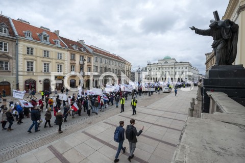  05.03.2019 WARSZAWA<br />
PROTEST PRACOWNIKOW SADOW<br />
N/Z UCZESTNICY WYDARZENIA W MASKACH Z FLAGAMI<br />
 