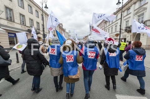  05.03.2019 WARSZAWA<br />
PROTEST PRACOWNIKOW SADOW<br />
N/Z UCZESTNICY WYDARZENIA W MASKACH Z FLAGAMI<br />
 