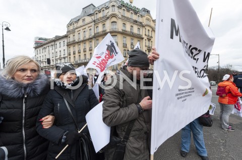  05.03.2019 WARSZAWA<br />
PROTEST PRACOWNIKOW SADOW<br />
N/Z UCZESTNICY WYDARZENIA W MASKACH Z FLAGAMI<br />
 