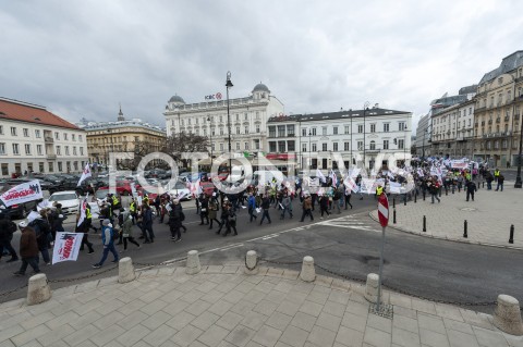  05.03.2019 WARSZAWA<br />
PROTEST PRACOWNIKOW SADOW<br />
N/Z UCZESTNICY WYDARZENIA W MASKACH Z FLAGAMI<br />
 