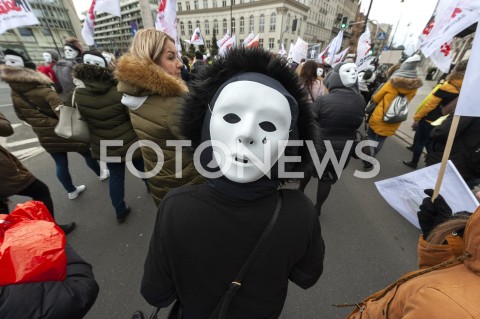  05.03.2019 WARSZAWA<br />
PROTEST PRACOWNIKOW SADOW<br />
N/Z UCZESTNICY WYDARZENIA W MASKACH Z FLAGAMI<br />
 