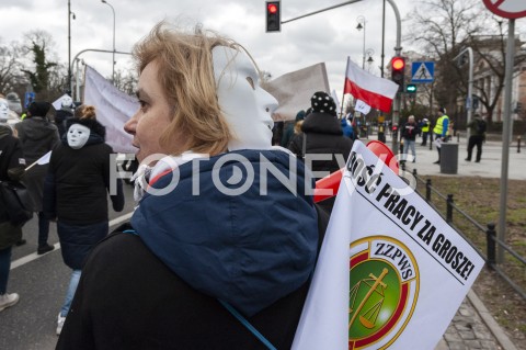  05.03.2019 WARSZAWA<br />
PROTEST PRACOWNIKOW SADOW<br />
N/Z UCZESTNICY WYDARZENIA W MASKACH Z FLAGAMI<br />
 