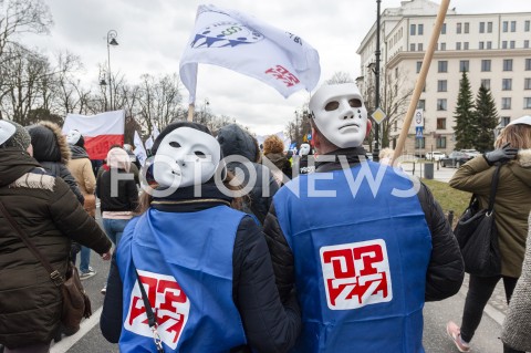  05.03.2019 WARSZAWA<br />
PROTEST PRACOWNIKOW SADOW<br />
N/Z UCZESTNICY WYDARZENIA W MASKACH Z FLAGAMI<br />
 