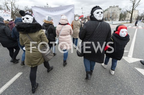  05.03.2019 WARSZAWA<br />
PROTEST PRACOWNIKOW SADOW<br />
N/Z UCZESTNICY WYDARZENIA W MASKACH Z FLAGAMI<br />
 
