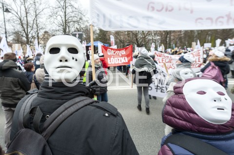  05.03.2019 WARSZAWA<br />
PROTEST PRACOWNIKOW SADOW<br />
N/Z UCZESTNICY WYDARZENIA W MASKACH Z FLAGAMI<br />
 
