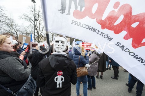  05.03.2019 WARSZAWA<br />
PROTEST PRACOWNIKOW SADOW<br />
N/Z UCZESTNICY WYDARZENIA W MASKACH Z FLAGAMI<br />
 