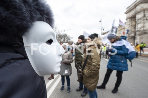  05.03.2019 WARSZAWA<br />
PROTEST PRACOWNIKOW SADOW<br />
N/Z UCZESTNICY WYDARZENIA W MASKACH Z FLAGAMI<br />
 