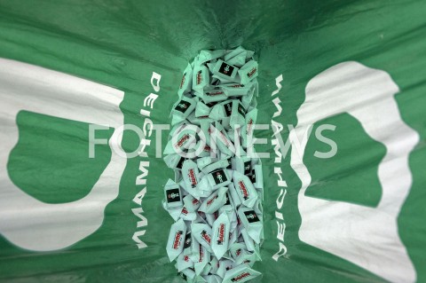  05.03.2019 WARSZAWA<br />
PROTEST PRACOWNIKOW SADOW<br />
N/Z UCZESTNICY WYDARZENIA W MASKACH Z FLAGAMI KROWKI<br />
 