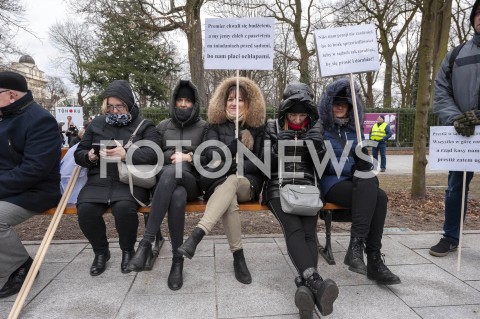  05.03.2019 WARSZAWA<br />
PROTEST PRACOWNIKOW SADOW<br />
N/Z UCZESTNICY WYDARZENIA W MASKACH Z FLAGAMI<br />
 