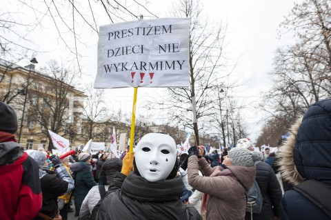  05.03.2019 WARSZAWA<br />
PROTEST PRACOWNIKOW SADOW<br />
N/Z UCZESTNICY WYDARZENIA W MASKACH Z FLAGAMI<br />
 