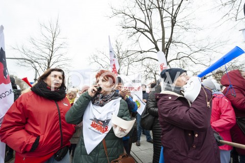  05.03.2019 WARSZAWA<br />
PROTEST PRACOWNIKOW SADOW<br />
N/Z UCZESTNICY WYDARZENIA W MASKACH Z FLAGAMI<br />
 