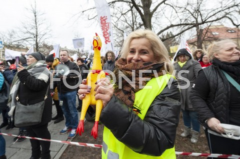  05.03.2019 WARSZAWA<br />
PROTEST PRACOWNIKOW SADOW<br />
N/Z UCZESTNICY WYDARZENIA W MASKACH Z FLAGAMI<br />
 