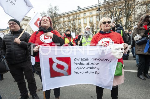  05.03.2019 WARSZAWA<br />
PROTEST PRACOWNIKOW SADOW<br />
N/Z UCZESTNICY WYDARZENIA W MASKACH Z FLAGAMI<br />
 