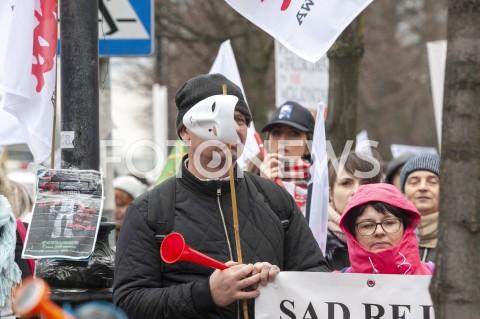  05.03.2019 WARSZAWA<br />
PROTEST PRACOWNIKOW SADOW<br />
N/Z UCZESTNICY WYDARZENIA W MASKACH Z FLAGAMI<br />
 