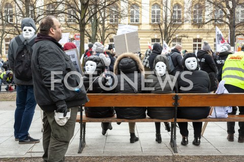  05.03.2019 WARSZAWA<br />
PROTEST PRACOWNIKOW SADOW<br />
N/Z UCZESTNICY WYDARZENIA W MASKACH Z FLAGAMI<br />
 