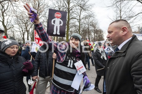  05.03.2019 WARSZAWA<br />
PROTEST PRACOWNIKOW SADOW<br />
N/Z EDYTA ODYJAS UCZESTNICY WYDARZENIA W MASKACH Z FLAGAMI<br />
 