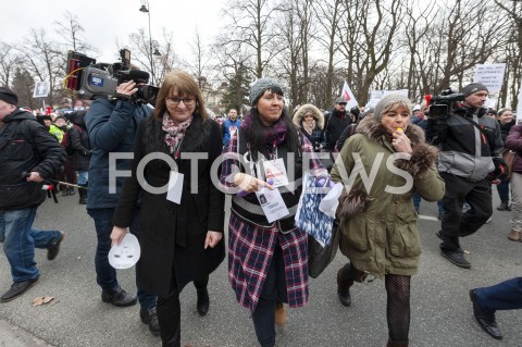  05.03.2019 WARSZAWA<br />
PROTEST PRACOWNIKOW SADOW<br />
N/Z EDYTA ODYJAS ELZBIETA ALEKSANDROWICZ UCZESTNICY WYDARZENIA W MASKACH Z FLAGAMI<br />
 