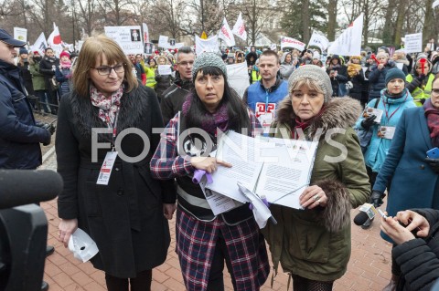  05.03.2019 WARSZAWA<br />
PROTEST PRACOWNIKOW SADOW<br />
N/Z EDYTA ODYJAS ELZBIETA ALEKSANDROWICZ UCZESTNICY WYDARZENIA W MASKACH Z FLAGAMI<br />
 