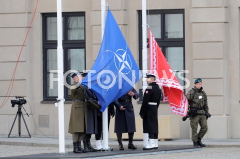  07.03.2019 WARSZAWA <br />
ODPRAWA KADRY KIEROWNICZEJ MON I SIL ZBROJNYCH RP<br />
N/Z ZOLNIERZE WCIAGAJACY FLAGI POLSKI I NATO<br />
 