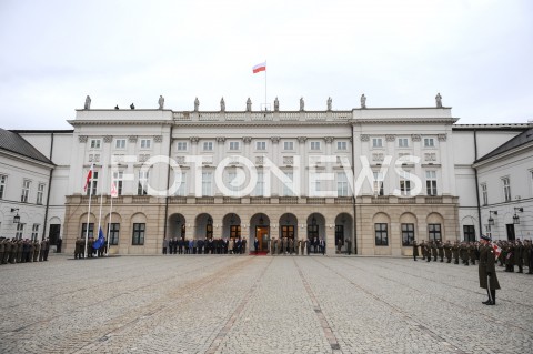  07.03.2019 WARSZAWA <br />
ODPRAWA KADRY KIEROWNICZEJ MON I SIL ZBROJNYCH RP<br />
N/Z PREZYDENT ANDRZEJ DUDA ZOLNIERZE NA TLE PALACU PREZYDENCKIEGO<br />
 