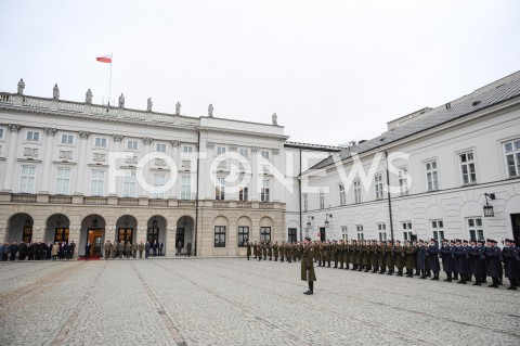  07.03.2019 WARSZAWA <br />
ODPRAWA KADRY KIEROWNICZEJ MON I SIL ZBROJNYCH RP<br />
N/Z PREZYDENT ANDRZEJ DUDA ZOLNIERZE NA TLE PALACU PREZYDENCKIEGO<br />
 