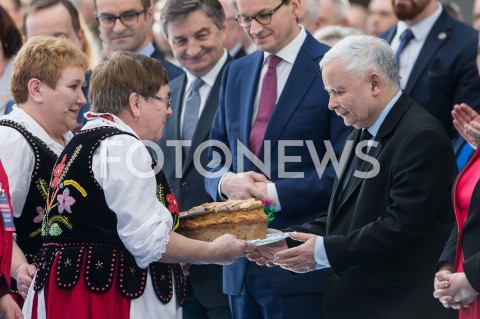  09.03.2019 JASIONKA <br />
REGIONALNA KONWENCJA PIS <br />
N/Z JAROSLAW KACZYNSKI OTRZYMUJE TORT CIASTO OD KOLA GOSPODYN WIEJSKICH PREMIER MATEUSZ MORAWIECKI MAREK KUCHCINSKI<br />
 