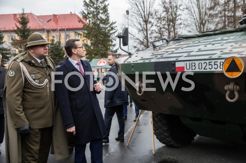  09.03.2019 RZESZOW<br />
PIKNIK Z OKAZJI XX-LECIA WSTAPIENIA POLSKI DO NATO W SIEDZIBIE I BATALIONU STRZELCOW PODHALANSKICH Z UDZIALEM PREMIERA RP <br />
N/Z PREMIER MATEUSZ MORAWIECKI PULKOWNIK DARIUSZ LEWANDOWSKI ( DOWODCA I BATALIONU STRZELCOW PODHALANSKICH ) TRANSPORTER ROSOMAK<br />
 