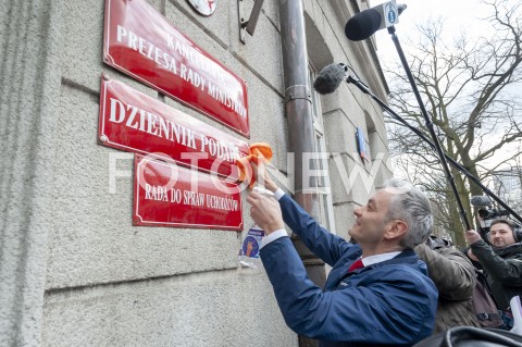  11.03.2019 WARSZAWA<br />
KONFERENCJA PARTII WIOSNA W WARSZAWIE<br />
WIOSENNE PORZADKI CZYSZCZENIE URZEDOW<br />
N/Z ROBERT BIEDRON<br />
 