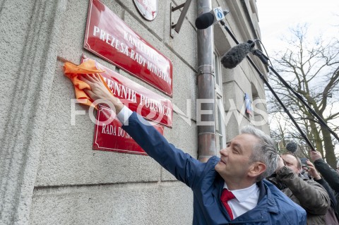 Robert Biedroń pod Kancelarią Premiera w Warszawie
