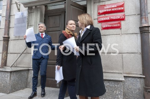 11.03.2019 WARSZAWA<br />
KONFERENCJA PARTII WIOSNA W WARSZAWIE<br />
WIOSENNE PORZADKI CZYSZCZENIE URZEDOW<br />
N/Z ROBERT BIEDRON PAULINA PIECHNA WIECKIEWICZ<br />
 