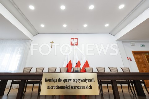  12.03.2019 WARSZAWA<br />
KONFERENCJA KOMISJI WERYFIKACYJNEJ DS REPRYWATYZACJI NIERUCHOMOSCI WARSZAWSKICH<br />
N/Z KRZESLA STOL TABLICZKA NAPIS KRZYZ ORZELEK GODLO<br />
 