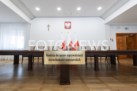  12.03.2019 WARSZAWA<br />
KONFERENCJA KOMISJI WERYFIKACYJNEJ DS REPRYWATYZACJI NIERUCHOMOSCI WARSZAWSKICH<br />
N/Z KRZESLA STOL TABLICZKA NAPIS KRZYZ ORZELEK GODLO<br />
 