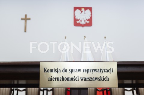 12.03.2019 WARSZAWA<br />
KONFERENCJA KOMISJI WERYFIKACYJNEJ DS REPRYWATYZACJI NIERUCHOMOSCI WARSZAWSKICH<br />
N/Z KRZESLA STOL TABLICZKA NAPIS KRZYZ ORZELEK GODLO<br />
 