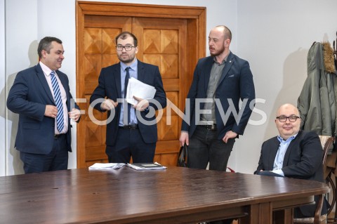  12.03.2019 WARSZAWA<br />
KONFERENCJA KOMISJI WERYFIKACYJNEJ DS REPRYWATYZACJI NIERUCHOMOSCI WARSZAWSKICH<br />
N/Z BARTLOMIEJ OPALINSKI ADAM ZIELINSKI SLAWOMIR POTAPOWICZ ROBERT KROPIWNICKI<br />
 