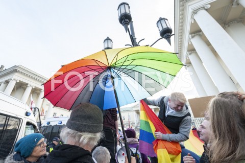  18.03.2019 WARSZAWA<br />
PROTEST PRZECIWKO DEKLARACJI ORAZ ZA LGBT+<br />
N/Z UCZESTNICY WYDARZENIA Z TRANSPARENTAMI I TECZOWYMI FLAGAMI<br />
 