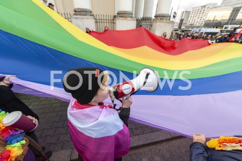  18.03.2019 WARSZAWA<br />
PROTEST PRZECIWKO DEKLARACJI ORAZ ZA LGBT+<br />
N/Z UCZESTNICY WYDARZENIA Z TRANSPARENTAMI I TECZOWYMI FLAGAMI MEGAFON<br />
 