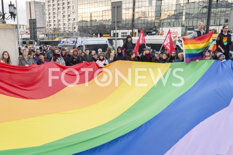  18.03.2019 WARSZAWA<br />
PROTEST PRZECIWKO DEKLARACJI ORAZ ZA LGBT+<br />
N/Z UCZESTNICY WYDARZENIA Z TRANSPARENTAMI I TECZOWYMI FLAGAMI MEGAFON<br />
 