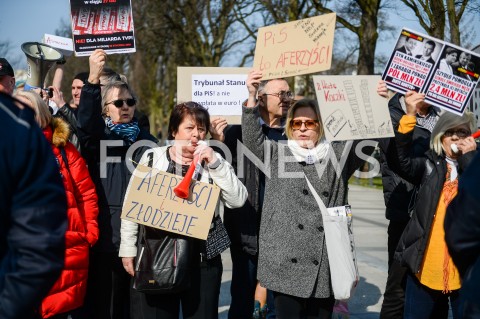  30.03.2019 GDANSK<br />
MANIFESTACJA PRZEDSTAWICIELI KOD PRZED KONWENCJA PRAWA I SPRAWIEDLIWOSCI W GDANSKU<br />
N/Z PRZEDSTAWICIELE KOMITETU OBRONY DEMOKRACJI MANUFESTUJA PRZED GMACHEM POLITECHNIKI GDANSKIEJ<br />
 