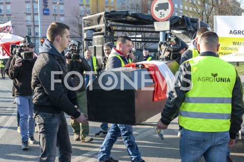  03.04.2019 WARSZAWA<br />
PROTEST ROLNIKOW AGROUNII<br />
N/Z TRUMNA<br />
 