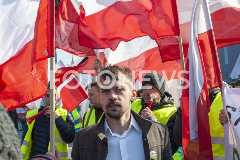  03.04.2019 WARSZAWA<br />
PROTEST ROLNIKOW AGROUNII<br />
N/Z MICHAL KOLODZIEJCZAK FLAGI BIALOCZERWONE<br />
 