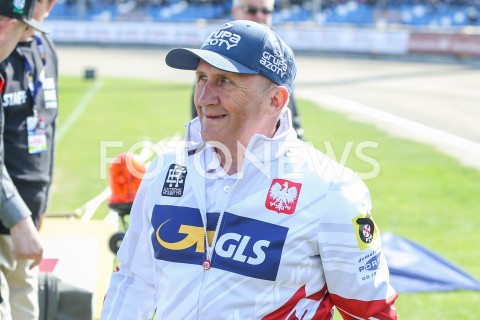  22.04.2019 RZESZOW <br />
ZUZEL SPEEDWAY ( STADION MIEJSKI W RZESZOWIE ) <br />
POLSKA - RESZTA SWIATA <br />
N/Z TRENER MAREK CIESLAK SYLWETKA <br />
 