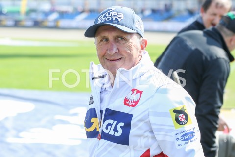  22.04.2019 RZESZOW <br />
ZUZEL SPEEDWAY ( STADION MIEJSKI W RZESZOWIE ) <br />
POLSKA - RESZTA SWIATA <br />
N/Z TRENER MAREK CIESLAK SYLWETKA <br />
 