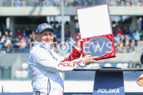  22.04.2019 RZESZOW <br />
ZUZEL SPEEDWAY ( STADION MIEJSKI W RZESZOWIE ) <br />
POLSKA - RESZTA SWIATA <br />
N/Z TRENER MAREK CIESLAK SYLWETKA PATERA WPROWADZENIE DO GALERIA SLAW ZUZLOWEJ REPREZENTACJI POLSKI<br />
 