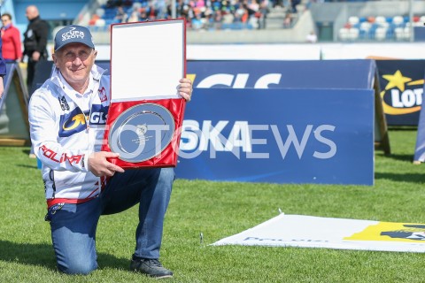  22.04.2019 RZESZOW <br />
ZUZEL SPEEDWAY ( STADION MIEJSKI W RZESZOWIE ) <br />
POLSKA - RESZTA SWIATA <br />
N/Z TRENER MAREK CIESLAK SYLWETKA PATERA WPROWADZENIE DO GALERIA SLAW ZUZLOWEJ REPREZENTACJI POLSKI<br />
 