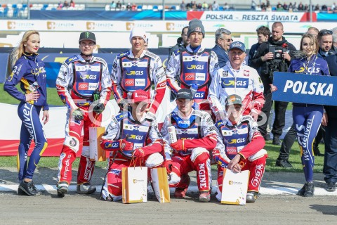  22.04.2019 RZESZOW <br />
ZUZEL SPEEDWAY ( STADION MIEJSKI W RZESZOWIE ) <br />
POLSKA - RESZTA SWIATA <br />
N/Z REPREZENTACJA POLSKI POLSKA NA ZUZLU PIOTR PAWLICKI JANUSZ KOLODIZEJ MACIEJ JANOWSKI PATRYK DUDEK BARTOSZ ZMARZLIK WIKTOR LAMPART TRENER MAREK CIESLAK ZDJECIE GRUPOWE GRUPOWKA GROUP PHOTO <br />
 