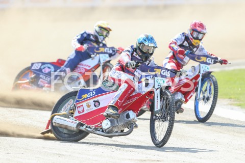  22.04.2019 RZESZOW <br />
ZUZEL SPEEDWAY ( STADION MIEJSKI W RZESZOWIE ) <br />
POLSKA - RESZTA SWIATA <br />
N/Z EMIL SAJFUTDINOW ( ZOLTY ) , PIOTR PAWLICKI ( CZERWONY ) , JANUSZ KOLODZIEJ ( NIEBIESKI ) <br />
 