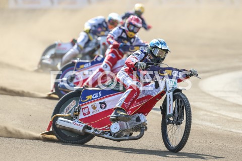  22.04.2019 RZESZOW <br />
ZUZEL SPEEDWAY ( STADION MIEJSKI W RZESZOWIE ) <br />
POLSKA - RESZTA SWIATA <br />
N/Z EMIL SAJFUTDINOW ( ZOLTY ) , PIOTR PAWLICKI ( CZERWONY ) , NIELS KRISTIAN IVERSEN ( BIALY ) , JANUSZ KOLODZIEJ ( NIEBIESKI ) <br />
 